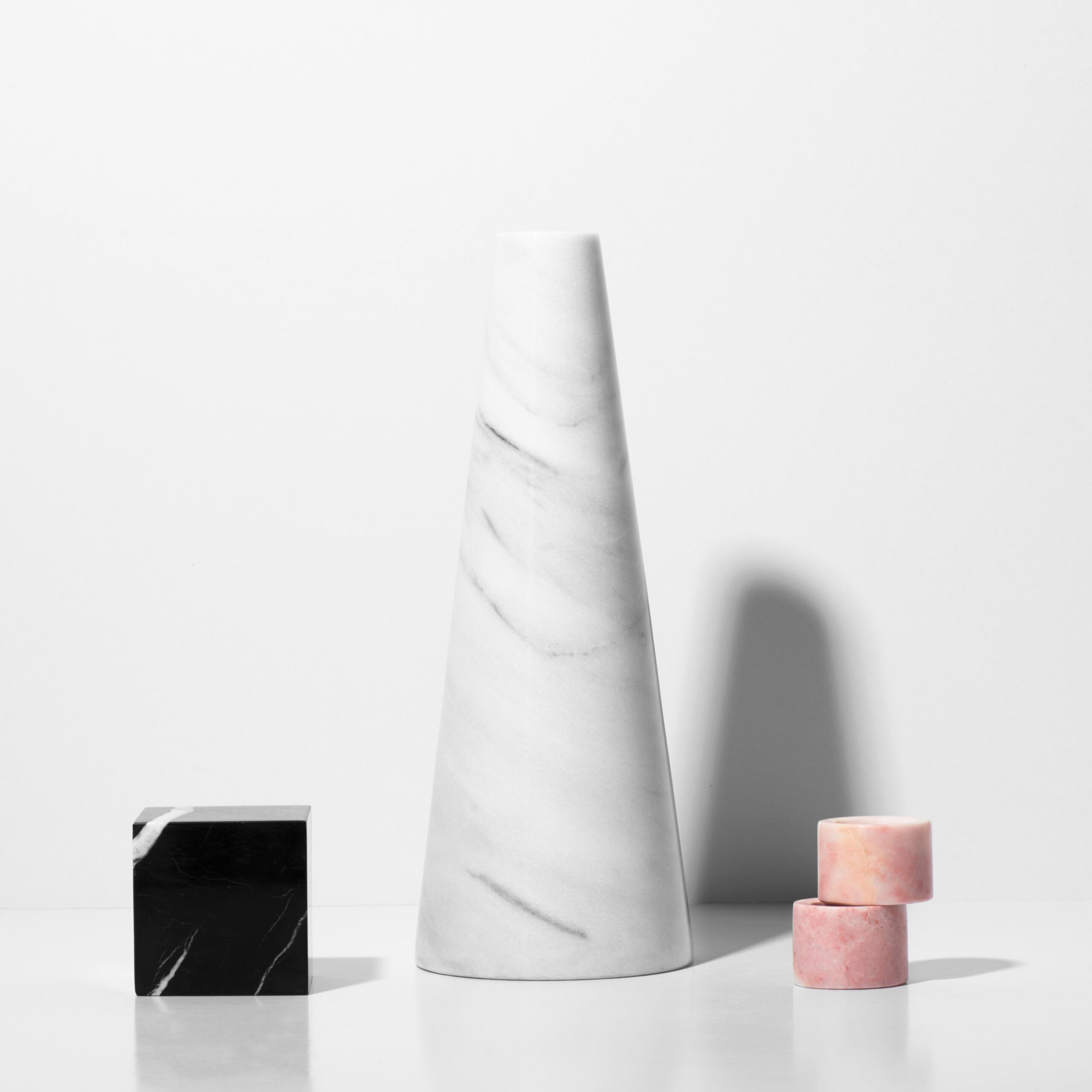 Cone, decoratie pilaar in wit van STONED - Sam Stone Company