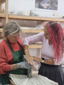 cursist beeldhouwen met beeldhouwer simone van olst