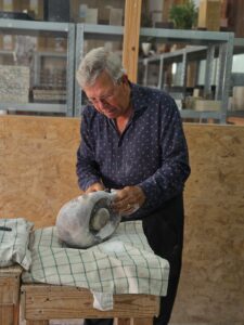 steenbeeldhouwen bij beeldhouwatelier simone van olst