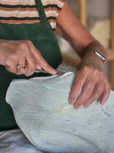 raspen van beeld in steen