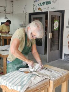 beeldhouwende cursist ervaren