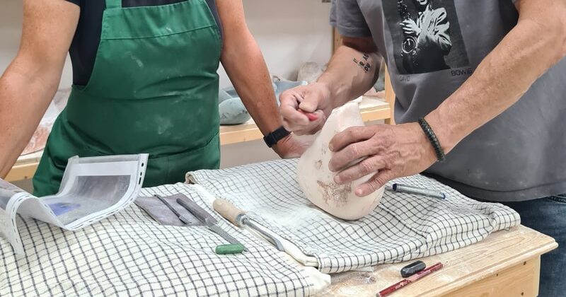 alex sluimer beeldhouw docent met cursist