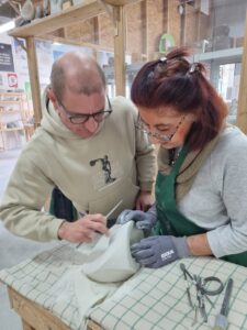 Alex Sluimer begeleiding bij workshop beeldhouwen