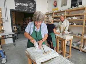 cursisten steenbeeldhouwen in leiden