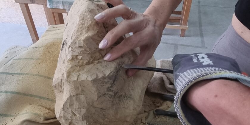 beeldhouwen in steen close-up