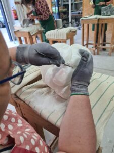 close-up beeldhouwen in steen