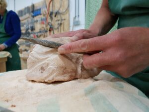 beeldhouwen in steen simone van olst
