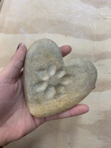 hart speksteen bloem design