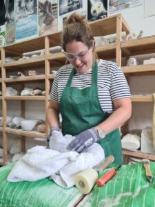 beeldhouwend cursist