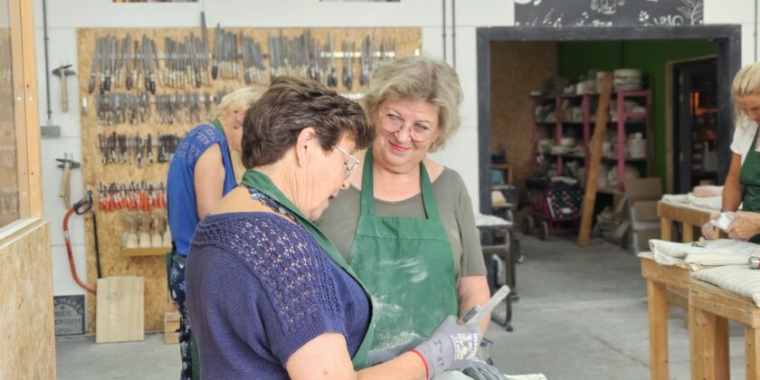twee beeldhouwers in steen cursisten