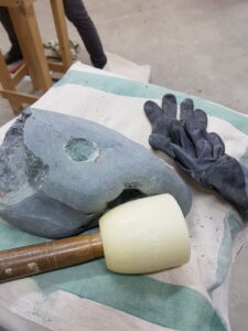 beeldhouwen groot project steen