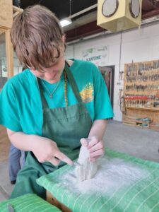 jongeren beeldhouwen in steen