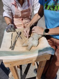 beeldhouwen in steen buiten torso