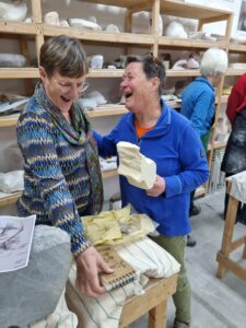 samen lachen beeldhouwen